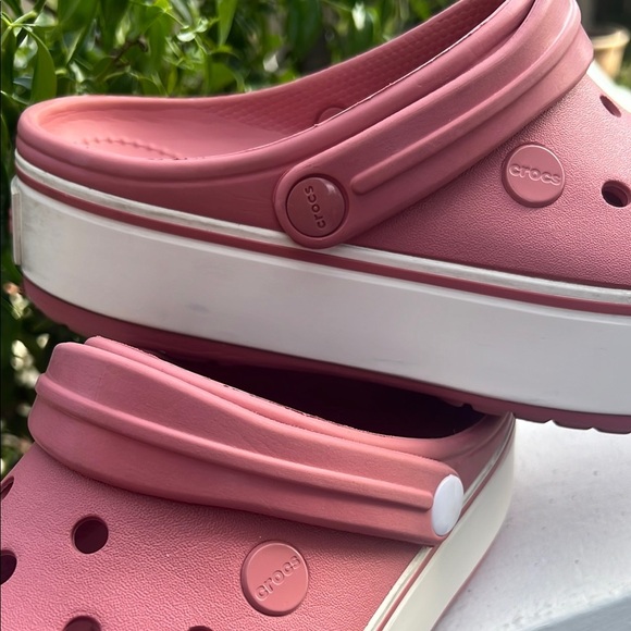 Women’s/Kids Pink Clogs Size 6-4 iconic CROCS Comfort clogs - Picture 4 of 15
